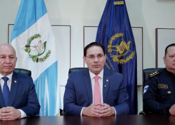 El ministro Marco Antonio Villeda, junto al viceministro de Seguridad y el director de la PNC, anuncia cierre de comedores de la instición y creacción de bono para todos los policías.