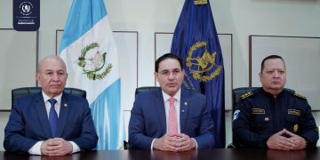 El ministro Marco Antonio Villeda, junto al viceministro de Seguridad y el director de la PNC, anuncia cierre de comedores de la instición y creacción de bono para todos los policías.