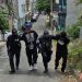 Agentes de la Comisaría 12 de la PNC conducen a los dos presuntos responsables de la muerte de concejal de Chinautla.