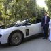 El papa León XIV y el presidente de Ferrari, junto al primer automóvil eléctrico de esa casa automotriz.
