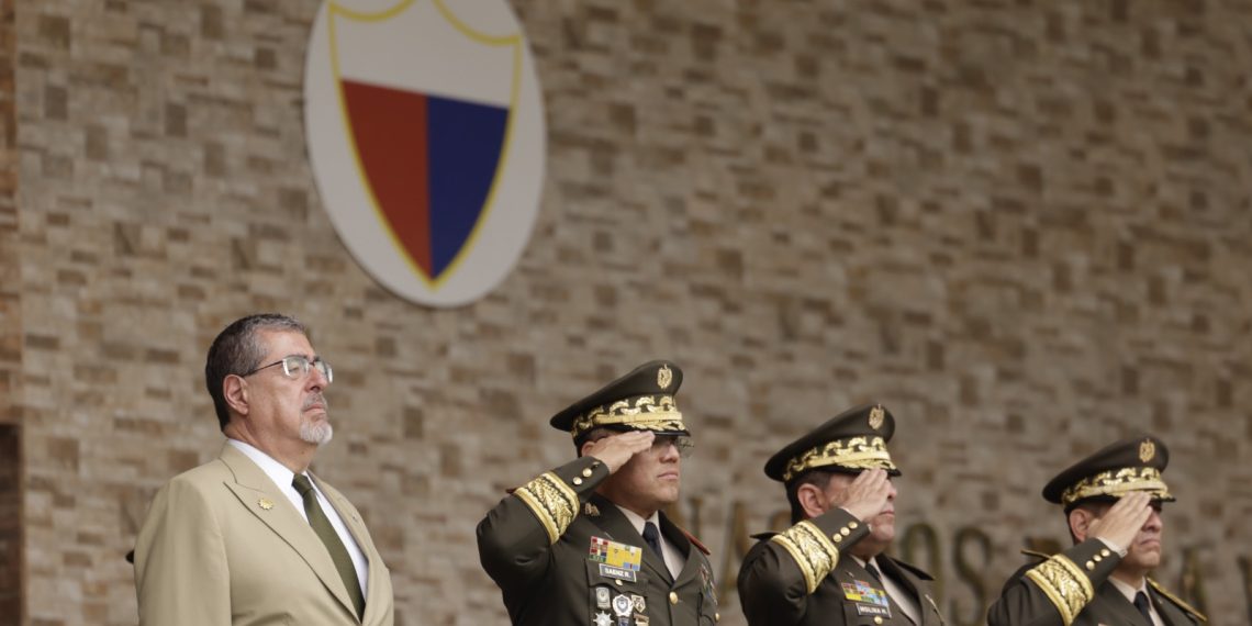 El presidente Bernardo Arévalo, durante la ceremonia de ascenso a seis generales de brigada. /Foto: Dickéns Zamora
