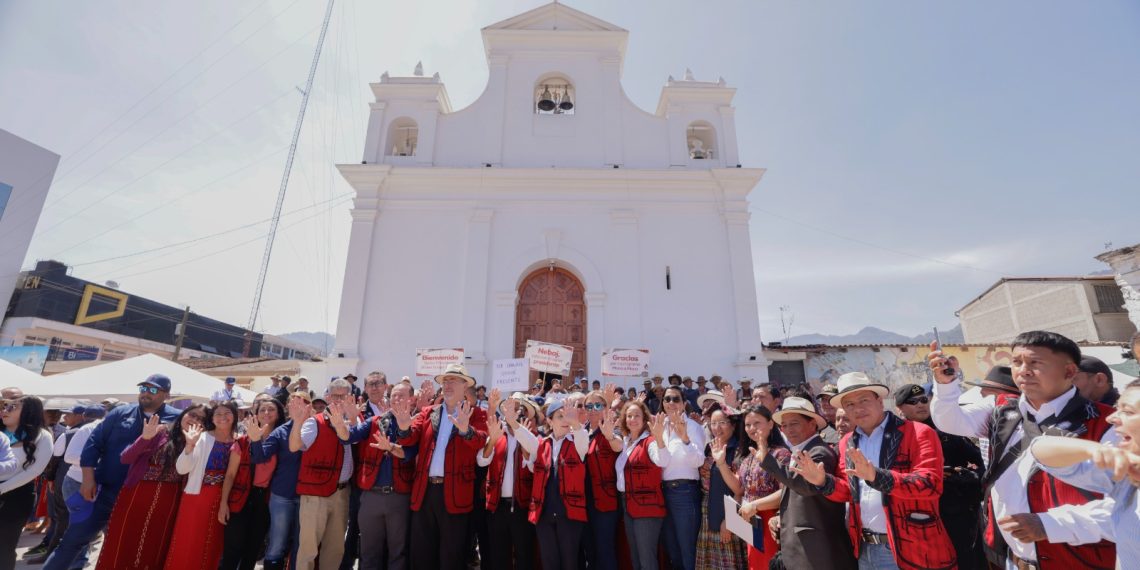 El presidente Bernardo Arévalo, junto a funcionarios y pobladores de Nebaj, Quiché, municipio declarado libre de pisos de tierra.
