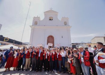 El presidente Bernardo Arévalo, junto a funcionarios y pobladores de Nebaj, Quiché, municipio declarado libre de pisos de tierra.