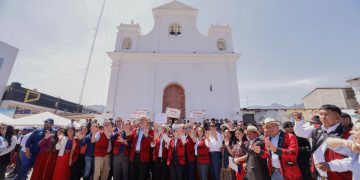 El presidente Bernardo Arévalo, junto a funcionarios y pobladores de Nebaj, Quiché, municipio declarado libre de pisos de tierra.
