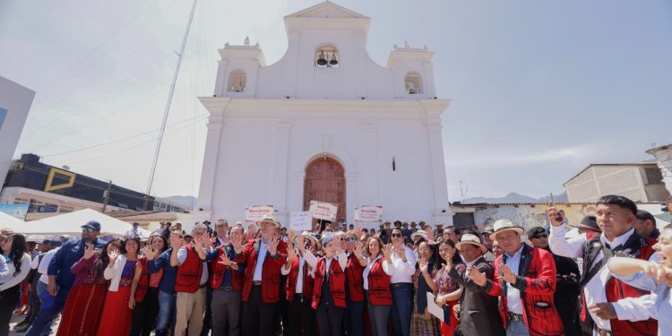El presidente Bernardo Arévalo, junto a funcionarios y pobladores de Nebaj, Quiché, municipio declarado libre de pisos de tierra.
