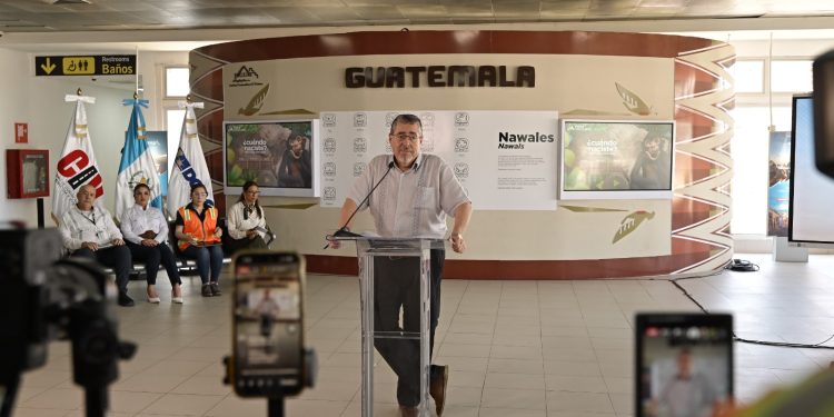 El presidente Bernardo Arévalo, durante La Ronda Departamental, en Petén.