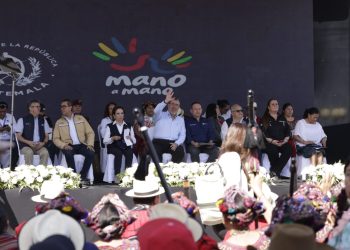 El presidente Bernardo Arévalo junto a funcionarios, durante la conmemoración del segundo aniversario de la iniciativa Mano a Mano, en Nebaj, Quiché.