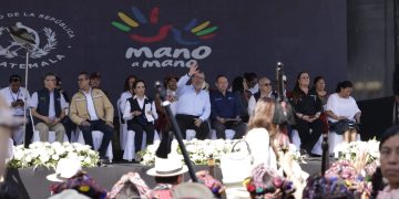 El presidente Bernardo Arévalo junto a funcionarios, durante la conmemoración del segundo aniversario de la iniciativa Mano a Mano, en Nebaj, Quiché.
