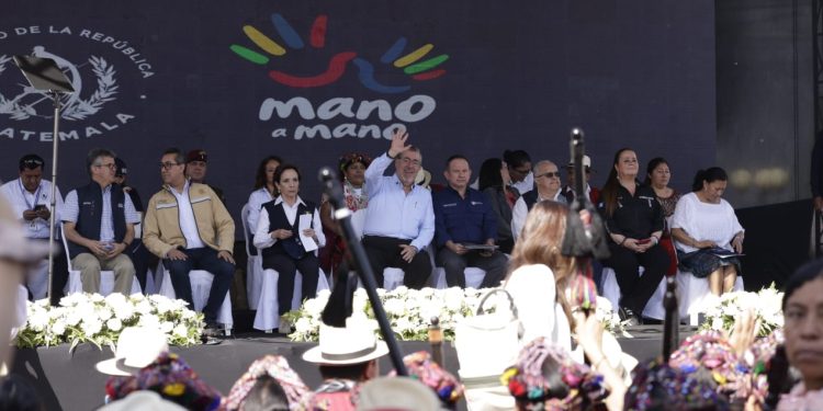 El presidente Bernardo Arévalo junto a funcionarios, durante la conmemoración del segundo aniversario de la iniciativa Mano a Mano, en Nebaj, Quiché.