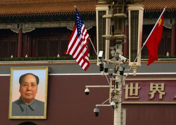 Las banderas de EE. UU. y China ondean en Pekín por la visita de Donald Trump a ese país asiático.