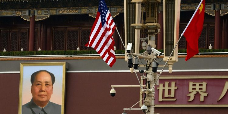 Las banderas de EE. UU. y China ondean en Pekín por la visita de Donald Trump a ese país asiático.