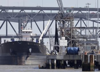 El precio del petróleo se redujo este miércoles hasta los 98.26 dólares por barril, por expectativas sobre posible acuerdo con Irán.