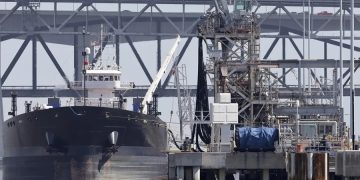 El precio del petróleo se redujo este miércoles hasta los 98.26 dólares por barril, por expectativas sobre posible acuerdo con Irán.