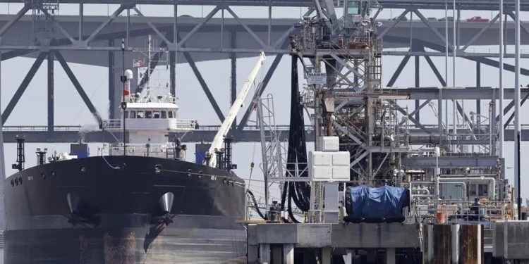 El precio del petróleo se redujo este miércoles hasta los 98.26 dólares por barril, por expectativas sobre posible acuerdo con Irán.