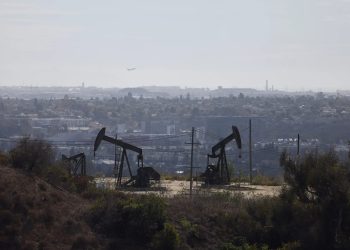 Cruce de ataques entre EE. UU. e Irán hacen que el petróleo de Texas abra al alza este jueves.