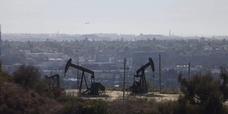 Cruce de ataques entre EE. UU. e Irán hacen que el petróleo de Texas abra al alza este jueves.