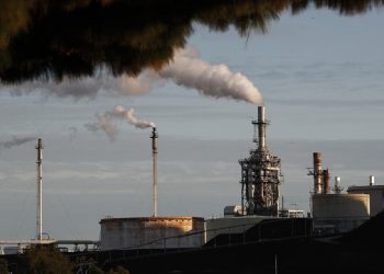 Aunque cierra la semana con alza a 95.43 dólares por barril, termina la semana con una reducción del 6 % respecto del inicio de la semana.
