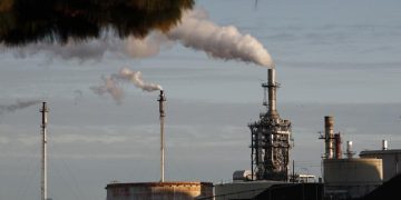 Aunque cierra la semana con alza a 95.43 dólares por barril, termina la semana con una reducción del 6 % respecto del inicio de la semana.