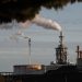 Aunque cierra la semana con alza a 95.43 dólares por barril, termina la semana con una reducción del 6 % respecto del inicio de la semana.
