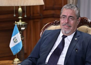 El presidente Bernardo Arévalo afirma en entrevista que terminó etapa de impunidad a estructuras político-criminales.