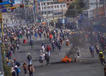 Manifestantes mantienen bloqueado el paso entre la capital de Bolivia y el interior del país.