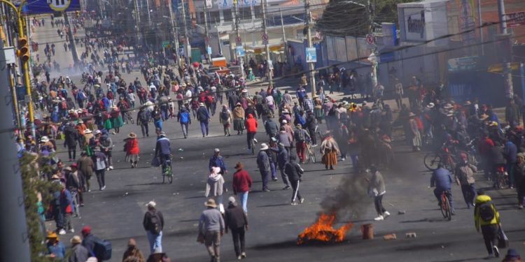Manifestantes mantienen bloqueado el paso entre la capital de Bolivia y el interior del país.
