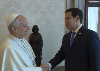 El papa León XIV recibe en el Vaticano al secretario de Estado de EE. UU., Marco Rubio, y conversan sobre temas de interés común.