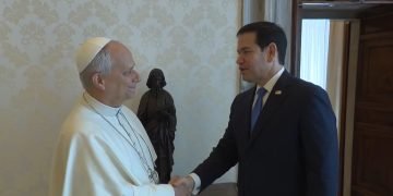 El papa León XIV recibe en el Vaticano al secretario de Estado de EE. UU., Marco Rubio, y conversan sobre temas de interés común.