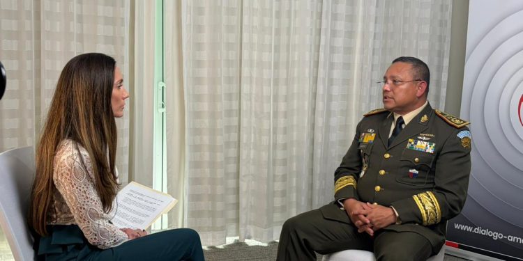 El ministro de la Defensa, Henry Sáenz, durane una de las entrevistas concedidas en Miami, Florida.