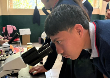 Estudiantes exploraron el mundo de la parasitología. (Foto: Senacyt)