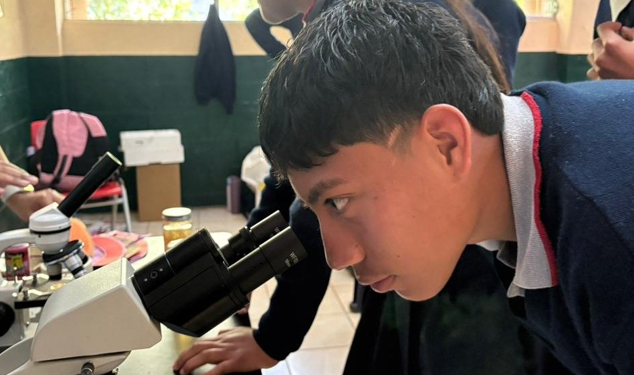 Estudiantes exploraron el mundo de la parasitología. (Foto: Senacyt)