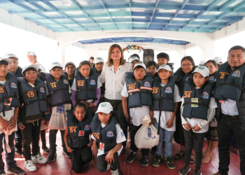Presidenta en funciones visita la Escuela Flotante Atitlán. (Foto: vicepresidencia de la República)