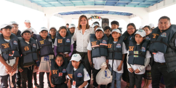 Presidenta en funciones visita la Escuela Flotante Atitlán. (Foto: vicepresidencia de la República)