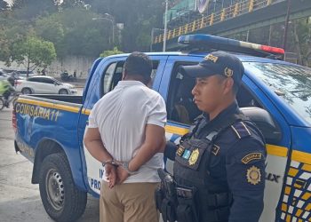El incidente ocurrió en la 41 calle y 11 avenida, donde elementos de la comisaría 11 realizaron la aprehensión de Mario N, señalado de reaccionar de forma violenta. / Foto: PNC