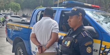 El incidente ocurrió en la 41 calle y 11 avenida, donde elementos de la comisaría 11 realizaron la aprehensión de Mario N, señalado de reaccionar de forma violenta. / Foto: PNC