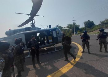 Agentes de la PNC trasladan la droga a la sede de la SGAIA en la capiral, en un helicóptero de la Unagob.