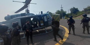 Agentes de la PNC trasladan la droga a la sede de la SGAIA en la capiral, en un helicóptero de la Unagob.