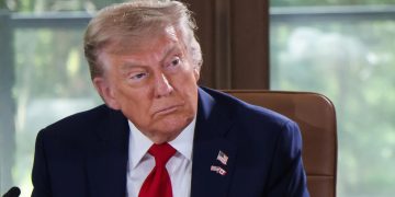 El presidete Donald Trump de EE. UU., urge a Irán llegar a un acuerdo para poner fin al conflicto,