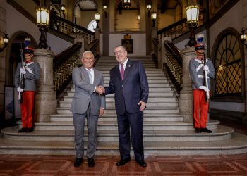 El presidente Bernardo Arévalo saluda a su homólogo del Consejo Europeo, Antonio Costa, a su llegada al Palacio Nacional de la Cultura.