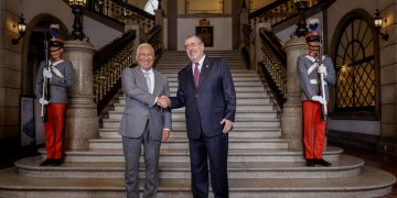 El presidente Bernardo Arévalo saluda a su homólogo del Consejo Europeo, Antonio Costa, a su llegada al Palacio Nacional de la Cultura.