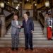El presidente Bernardo Arévalo saluda a su homólogo del Consejo Europeo, Antonio Costa, a su llegada al Palacio Nacional de la Cultura.
