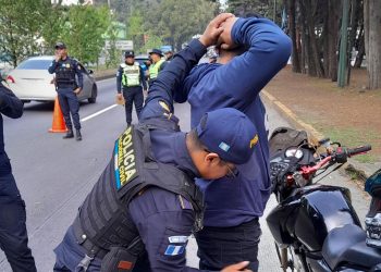De acuerdo con las autoridades, el objetivo principal de estas diligencias es verificar que los motoristas porten la documentación correspondiente para circular. / Foto: PNC