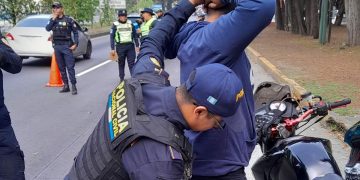 De acuerdo con las autoridades, el objetivo principal de estas diligencias es verificar que los motoristas porten la documentación correspondiente para circular. / Foto: PNC