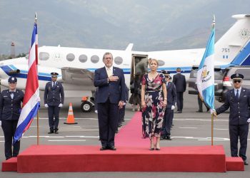 Presidente Bernardo Arévalo arriba a Costa Rica.