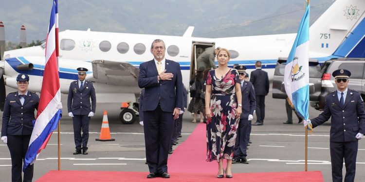 Presidente Bernardo Arévalo arriba a Costa Rica.
