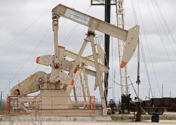 El petróleo de Texas abre a la baja pese a los ataques entre Irán y EE. UU.