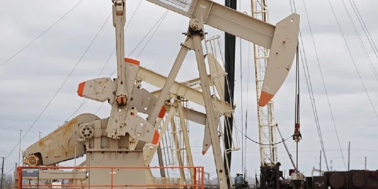El petróleo de Texas abre a la baja pese a los ataques entre Irán y EE. UU.
