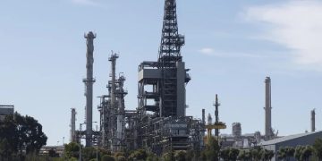 El precio del petróleo se redujo más de 7 % hasta los 95 dólares el barril, ante un posible acuerdo con Irán.