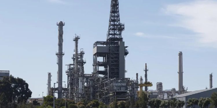 El precio del petróleo se redujo más de 7 % hasta los 95 dólares el barril, ante un posible acuerdo con Irán.