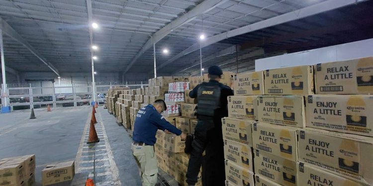 Decomisan bebidas embriagantes de contrabando. / Foto: PNC.